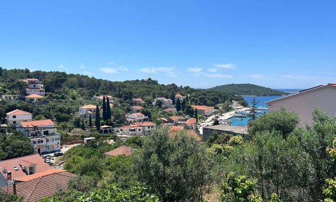 Maslinica Apartment | Three bedroom apartment with balcony and sea view Maslinica, Šolta (A-5176-a)