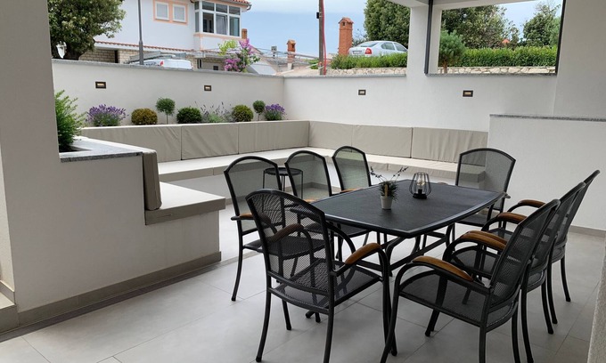 Banjol Apartment | Three bedroom apartment with terrace Banjol, Rab (A-21635-a)