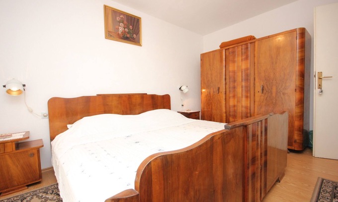 Cove Rogacic Apartment | Three bedroom apartment with terrace Vis (A-2477-b)