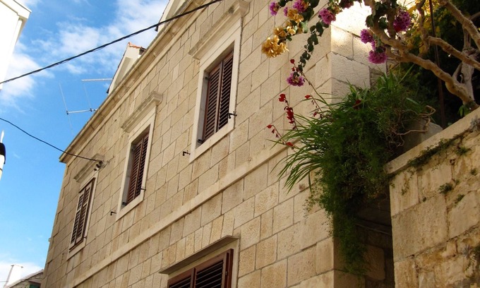 Povlja House | Three-bedroom classic stone house with wine cellar and olive grove near the sea
