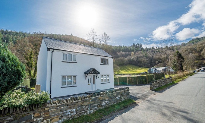 Gwynedd- Snowdonia Cottage | Three Bedroom Holiday Cottage in Betws-Y-Coed | Hendre-Wen