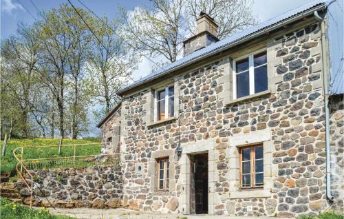 Saint-Hippolyte House | Three-Bedroom Holiday Home In Cheylade