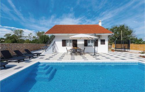 Unesic House | Three-Bedroom Holiday Home In Unesic