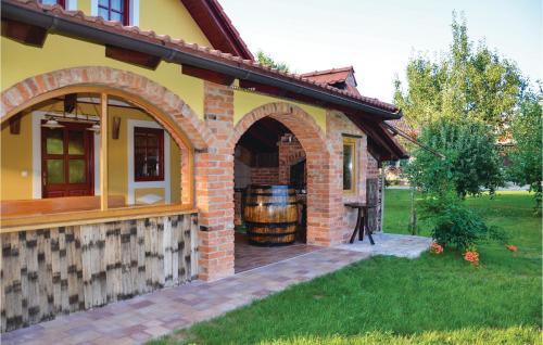 Crnomelj House | Three-Bedroom Holiday Home In Gradac