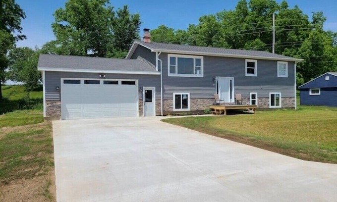 Lake Odessa House | Three bedroom Lakehouse, free parkingn