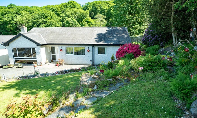 Harlech Cottage | Three Bedroom Pet Friendly Holiday Cottage in Harlech | Mehefin