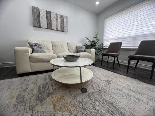 Streetsville House | Three Bedroom Spacious Bangalow with Free Parking, closer to commercial area and highways