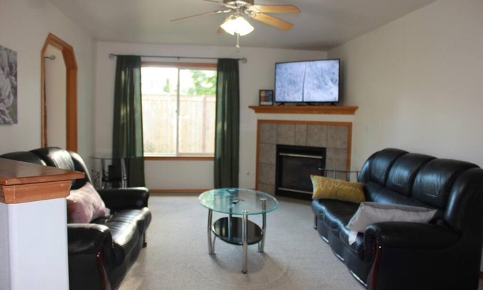 Everett Villa | Three-Bedroom Two Bath Home Private Home