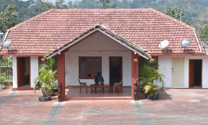 Stuart Hill House | Three bedroom vintage House