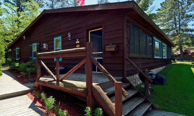 Hayward House | Three-bedroom with three queen beds and sofa sleeper, lake front on Big Round