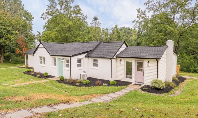 Blacksburg Villa | Three Bedrooms - Blacksburg Suites