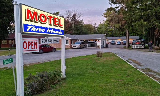Bobcaygeon Hotel | Three Island Motel