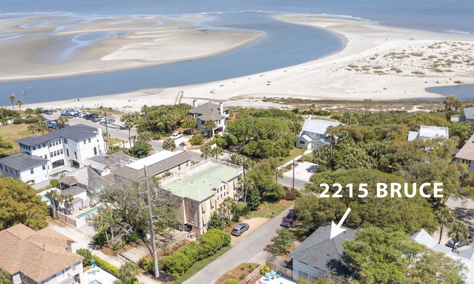 East Beach House | Three Oaks Cottage w/Private Pool on East Beach