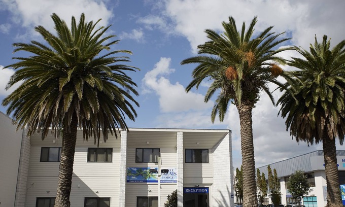 Papatoetoe Hotel | Three Palms Lodge