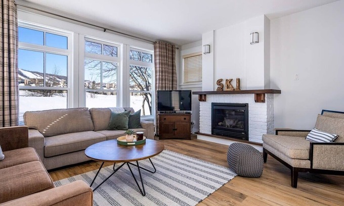 The Blue Mountains Condo | Three Suns: Walk to the Village, Hot Tub & More