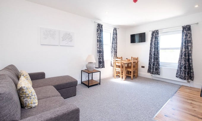 Pettistree Cottage | Three Tuns Apartments - Rowan - sleeps 4 guests in 2 bedrooms