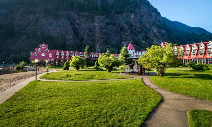 Revelstoke Hotel | Three Valley Lake Chateau