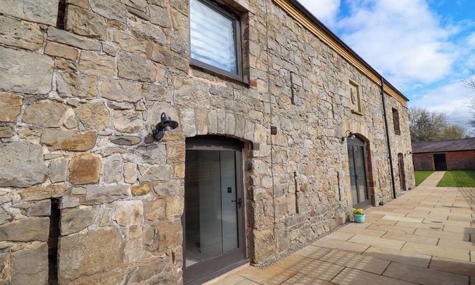 Gobowen Cottage | THRESHERS BARN, pet friendly, luxury holiday cottage in Weston Rhyn