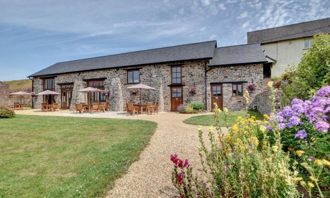 Tiverton House | Threshing Barn