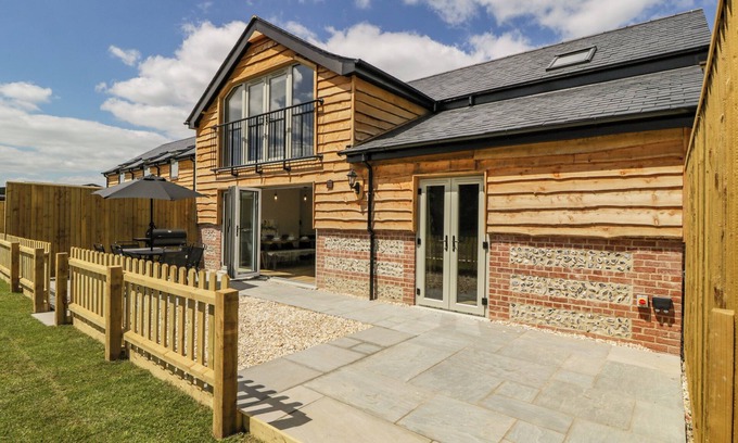 Thornicombe Cottage | THRESHING BARN, pet friendly, with hot tub in Blandford Saint Mary