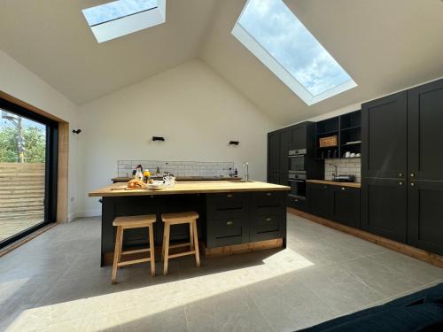 Hoylandswaine House | Threshing Barn- Modern 5 Bed, 10 person, Barn Conversion in a Rural Location with Great Access