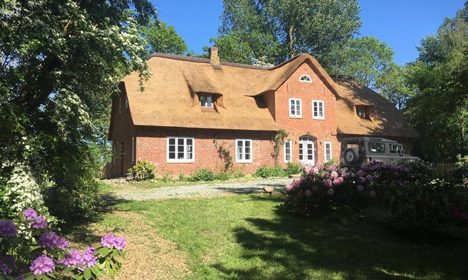 Oldenswort Apartment | Throws Simmerdeis/Apartment 2 in the thatched roof house with park-like garden
