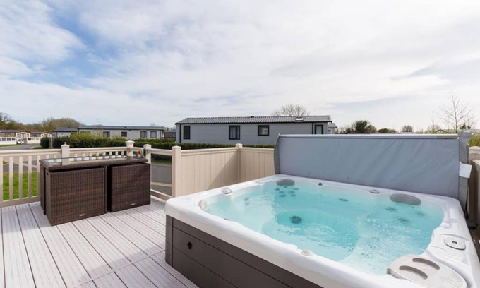 Ampney Crucis House | Thumper Lodge - Luxury lodge with Hot Tub