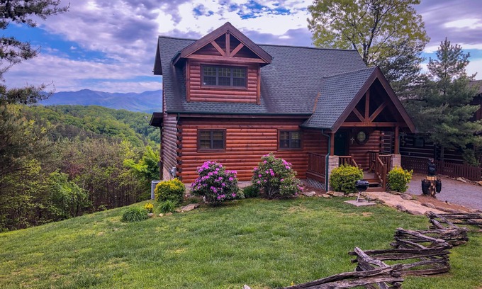 Townsend Cabin | Thunderhead Mountain Expanse-Breathtaking View!