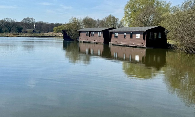 Smallburgh Boat Rental | Thurne River Lodge Houseboat