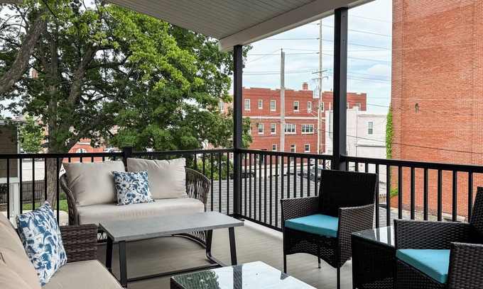 Washington House | Tibbe Flat at the Cedar Haus - Downtown WashMo, Dog-Friendly, Wineries