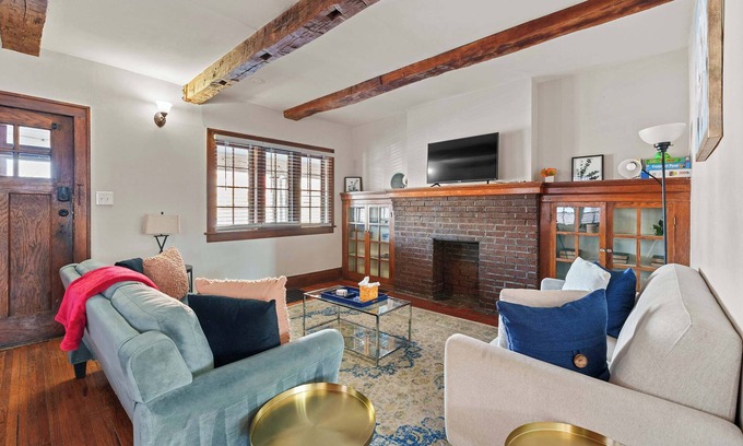 Clintonville House | Tibet Twins 1 – Cozy Stay for 6
