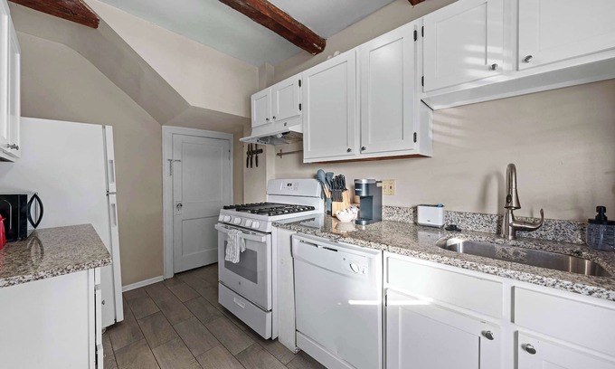 Clintonville House | Tibet Twins Suites For 12!