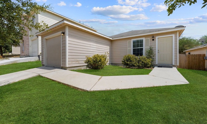 San Antonio House | Tidy 2 Bedroom home Near Lackland AFB, Sea World