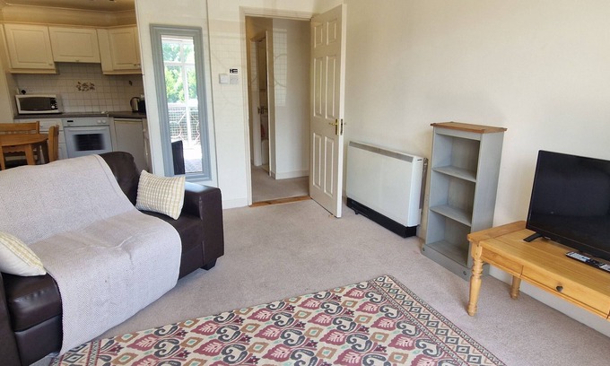 Cork Apartment | Tidy, Spacious & Quiet 2BD on Edge of Cork City