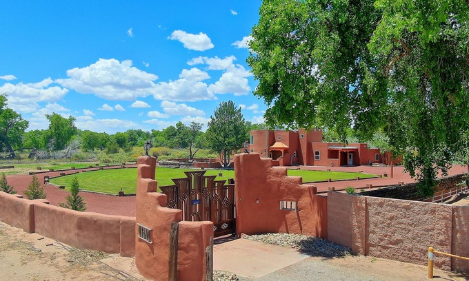 Bernalillo House | Tierra de Milagros~Great Place for The Balloon Fiesta! Serene ~ Private ~ Secure