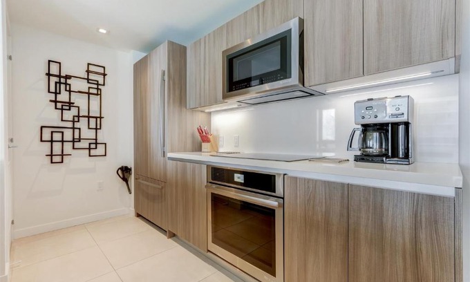 Central Beach House | Tiffany Blanca - Rooftop Pool, Gym, & Walk to Beach
