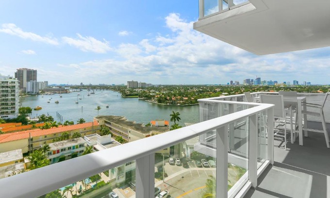 Central Beach House | Tiffany Ebony - Ocean & Canal views, Walk to Beach