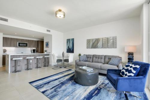 Central Beach House | Tiffany Indigo - Rooftop Pool, Gym, Walk to Beach