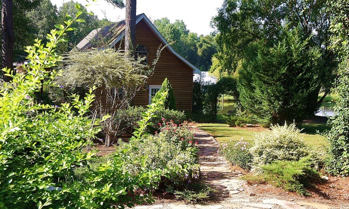 Tifton Cabin | Tifton, GA - Shalom Guest House - Cabin in Peaceful Setting