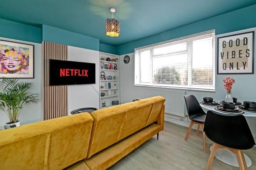 Tea Green Apartment | Tiger House - Driveway & Garden. Airport location!