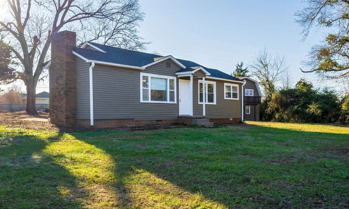 Pendleton House | Tiger's Refuge sleeps up to 18. 10 minutes to Clemson University