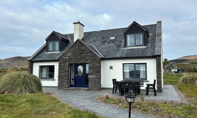 Ballinskelligs Cottage | Tigh Mhic Churtain - Holiday Home in Gorgeous Ballinskelligs