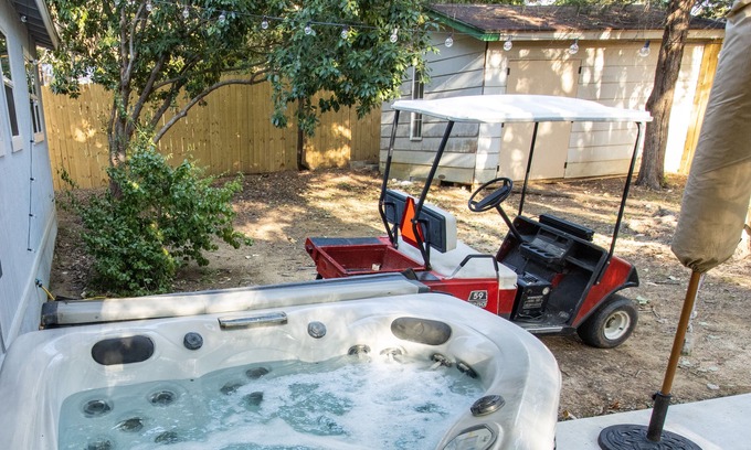 Gordonville House | Tiki Paradise in Lake Texoma - Golf Cart + Hot Tub