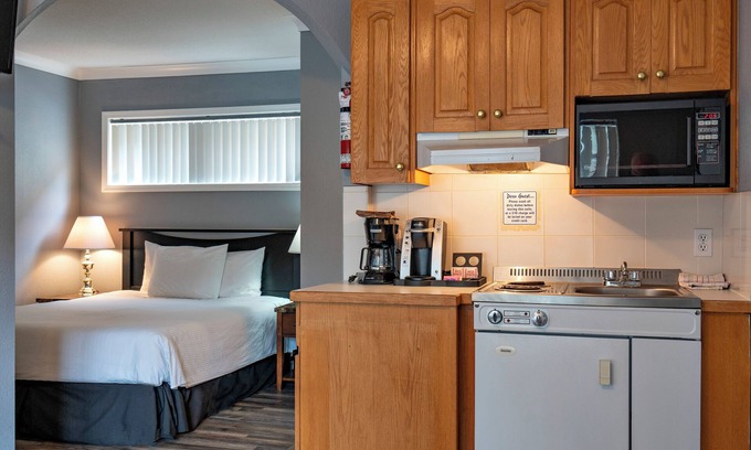 Okanagan-Similkameen Hotel | Tiki Shores Inn & Suites