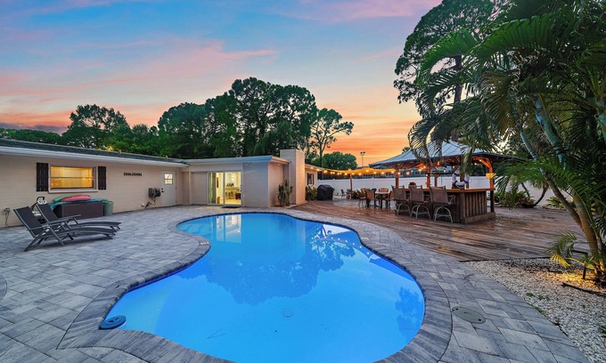Park East House | Tiki Tide Villa | Private POOL + Tiki Hut!