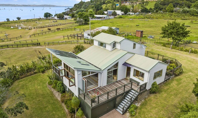 Blackpool House | Tikirau Bay Views - Tikirau Bay Views is a wonderfully appointed family holiday home right next to the beach in Oneroa. With three bedrooms (2 x singles and 2 x queens) and a good sized family bathroom, this is the perfect location for a family group