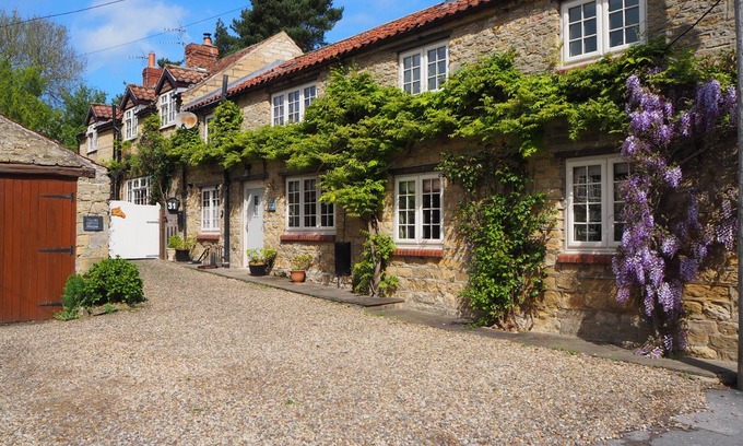 West Heslerton Cottage | TILLERS COTTAGE, pet friendly, character holiday cottage in Ebberston