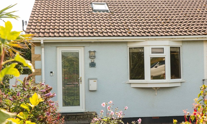 Weston-super-Mare House | TILLY’S COTTAGE, pet friendly, character holiday cottage in Kewstoke