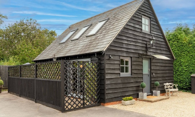 Kidlington Cottage | Timber Lodge - sleeps 2 guests in 1 bedroom
