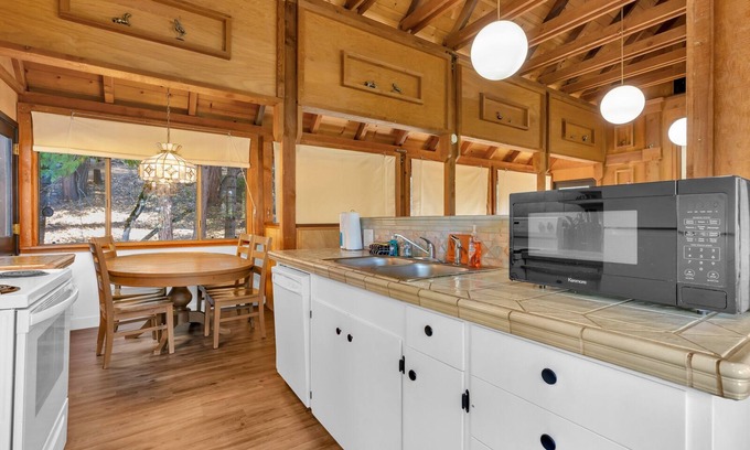 Yosemite West Cabin | Timber Lodge Yosemite – Warm, welcoming and well within Yosemite!